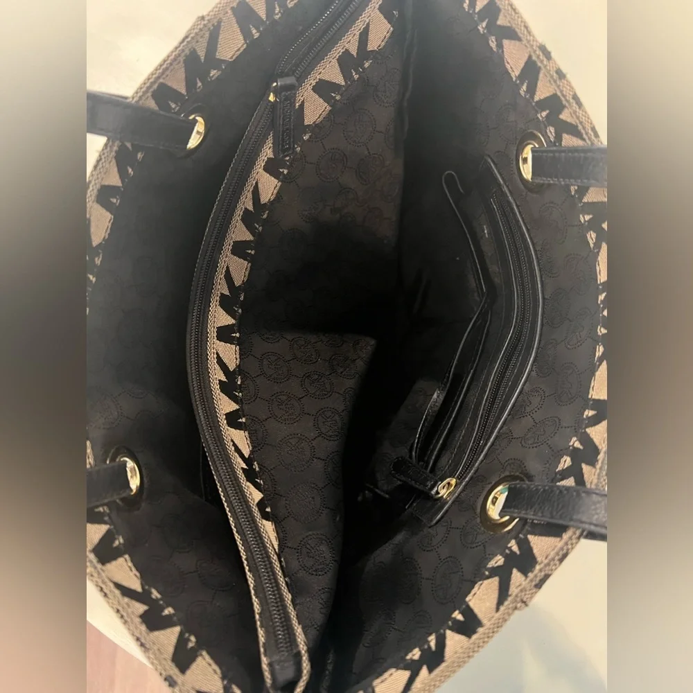 Micheal Kors purse - Picture 4 of 5